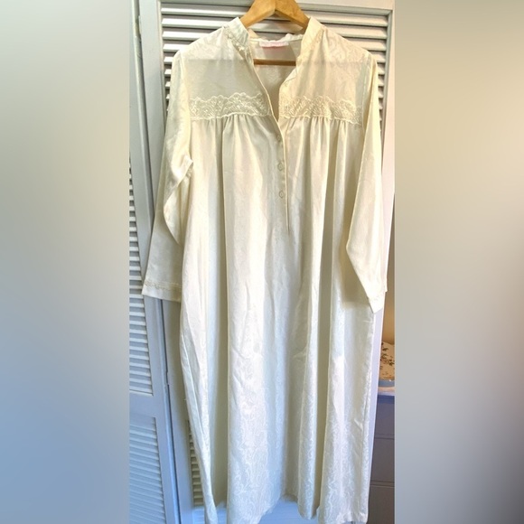 Oscar de la Renta Pink Label Other - Oscar de la Renta Pink Label Cream Long Nightgown